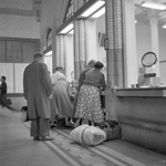 837449 Interieur van het N.S.-station Haarlem te Haarlem: loketbalie in de hal.